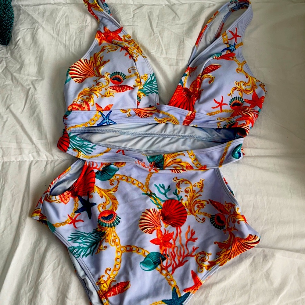 Monokini bathing suit. 🧜🏼‍♀️